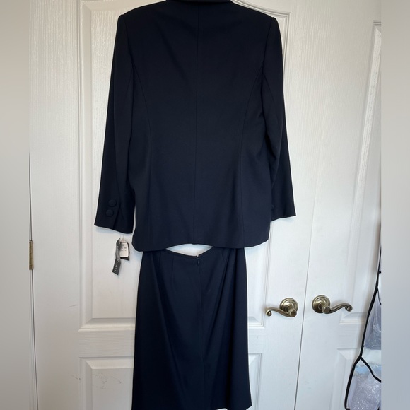 Kasper Women’s Navy Blue 2 Piece Suit Size 10 - Picture 4 of 7